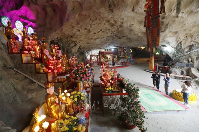 Trong ảnh: Du khách lễ Tam Bảo – nơi thờ Phật trong chùa Tam Thanh giữa không gian tâm linh huyền ảo của động núi đá. Ảnh: Anh Tuấn – TTXVN