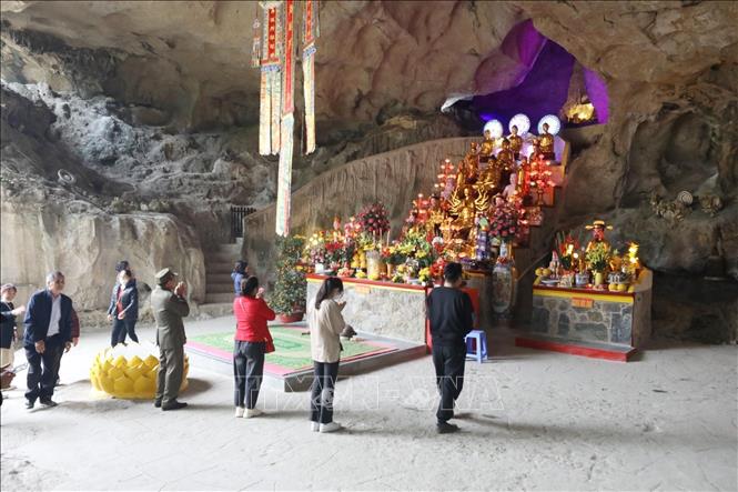 Trong ảnh: Du khách lễ Tam Bảo – nơi thờ Phật trong chùa Tam Thanh giữa không gian tâm linh huyền ảo của động núi đá. Ảnh: Anh Tuấn – TTXVN