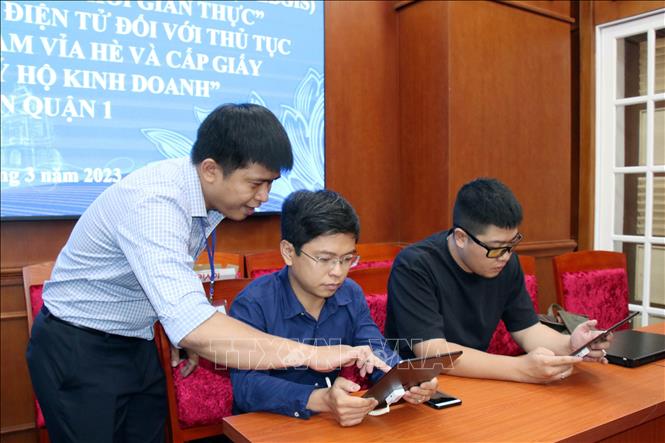 Trong ảnh: Người dân trải nghiệm giải pháp “Ứng dụng hệ thống thông tin địa lý (Webgis) quản lý hộ kinh doanh theo thời gian thực” tại Quận 1. Ảnh: Tiến Lực – TTXVN