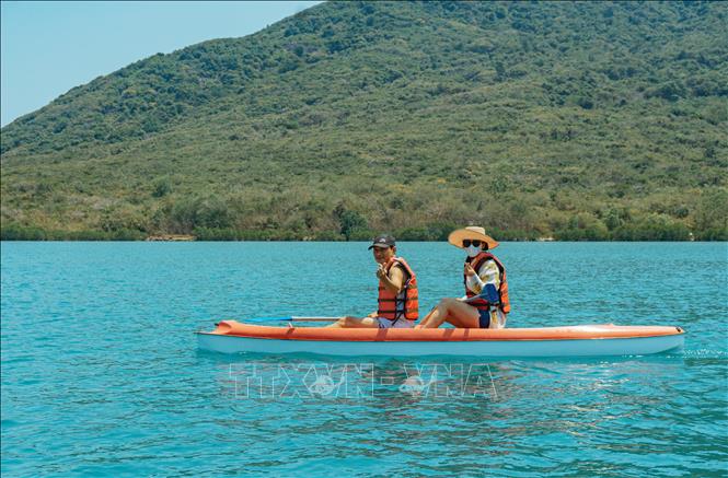 Trong ảnh: Du khách chèo thuyền trải nghiệm trong khu rừng ngập mặn Đầm Bấy, vịnh Nha Trang, tỉnh Khánh Hòa. Ảnh: Phan Sáu - TTXVN