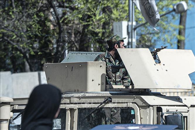 Lực lượng an ninh Taliban được triển khai gần hiện trường vụ tấn công ở Kabul, Afghanistan ngày 27/3/2023. Ảnh: AFP/TTXVN