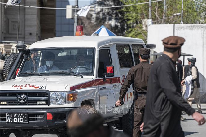Xe cứu thương chuyển nạn nhân khỏi hiện trường vụ tấn công ở Kabul, Afghanistan ngày 27/3/2023. Ảnh: AFP/TTXVN