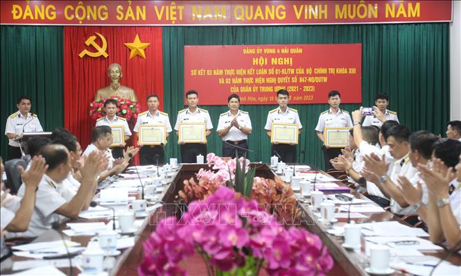 Chuẩn Đô đốc Ngô Văn Thuân, Bí thư Đảng ủy, Chính ủy Vùng (giữa) trao giấy khen cho các tập thể đạt thành tích cao trong thực hiện Kết luận số 01-KL/TW của Bộ Chính trị và Nghị quyết số 847-NQ/QUTW của Quân ủy Trung ương. Ảnh: TTXVN phát