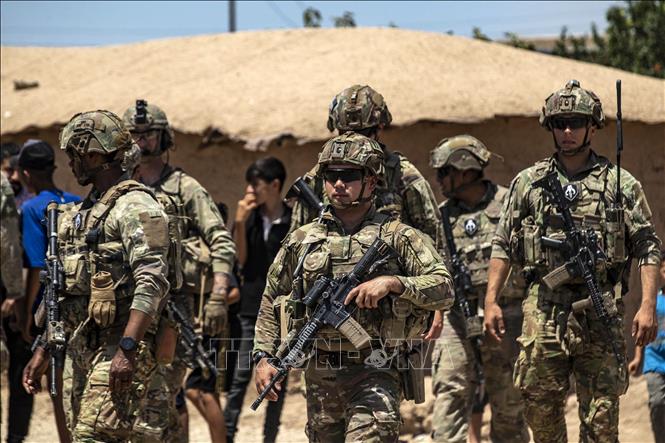 Binh sĩ Mỹ tuần tra tại vùng ngoại ô thành phố Qamishli, tỉnh Hasakeh, Syria. Ảnh: AFP/TTXVN