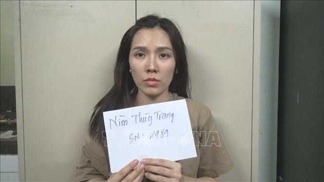 Cơ quan chức năng làm việc với các đối tượng đánh ghen, làm nhục người khác gây xôn xao ở Bình Dương. Ảnh: TTXVN phát