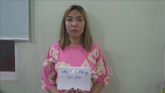 Cơ quan chức năng làm việc với các đối tượng đánh ghen, làm nhục người khác gây xôn xao ở Bình Dương. Ảnh: TTXVN phát