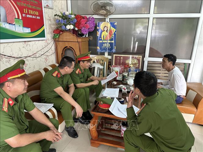 Lực lượng chức năng kiểm tra cơ sở cầm đồ, cho vay tài chính. Ảnh: Trịnh Duy Hưng - TTXVN