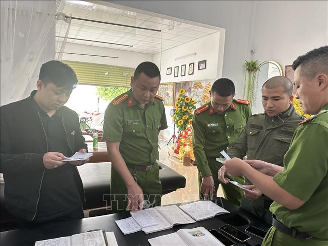 Lực lượng chức năng kiểm tra cơ sở cầm đồ, cho vay tài chính. Ảnh: Trịnh Duy Hưng - TTXVN