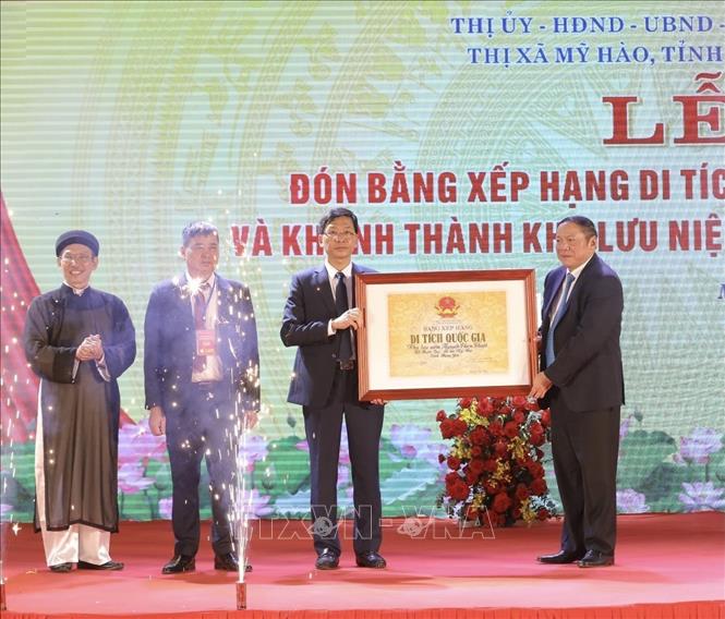 Trong ảnh: Bộ trưởng Bộ Văn hoá Thể thao và du lịch Nguyễn Văn Hùng trao bằng công nhận xếp hạng di tích lịch sử quốc gia cho đại diện tỉnh Hưng Yên. Ảnh: Đỗ Huyền - TTXVN