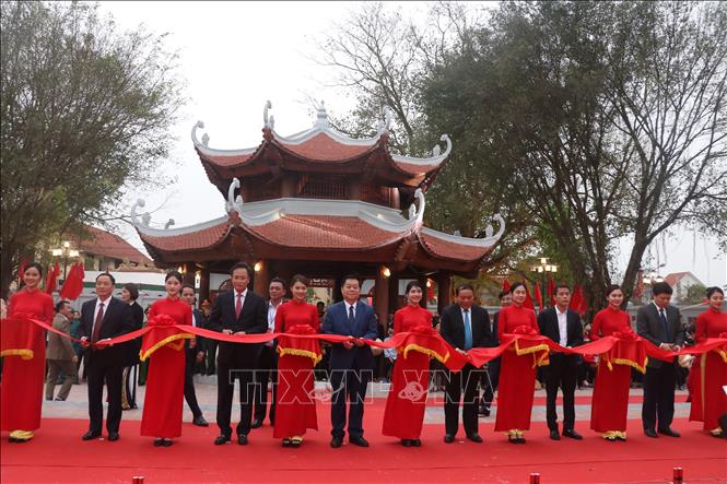 Trong ảnh: Đồng chí Nguyễn Trọng Nghĩa, Uỷ viên Trung ương đảng, Trưởng ban Tuyên giáo Trung ương và các đại biểu cắt băng khánh thành Khu lưu niệm Nguyễn Thiện Thuật. Ảnh: Đỗ Huyền - TTXVN
