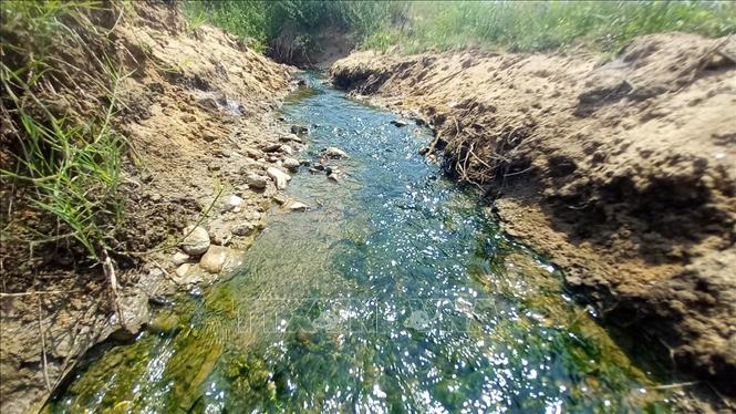 Một nhánh nước khoáng nóng chảy ra từ lòng đất có nhiệt độ khoảng 40 độ C. Ảnh: Xuân Triệu - TTXVN