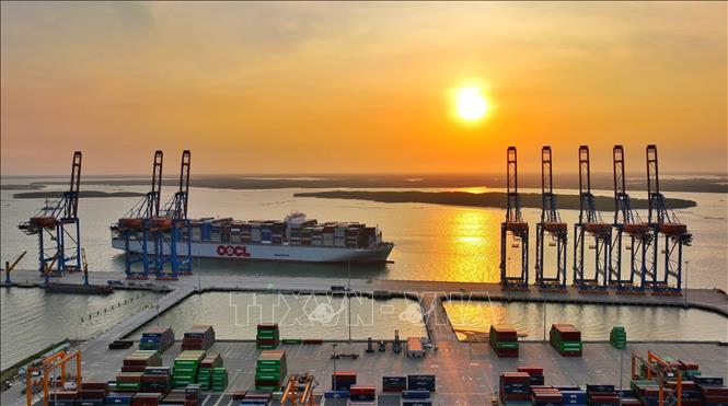 Trong ảnh: Siêu tàu container M/V OOCL SPAIN vào cảng Gemalink (cụm cảng Cái Mép -Thị Vải, thị xã Phú Mỹ, tỉnh Bà Rịa-Vũng Tàu). Ảnh: TTXVN phát