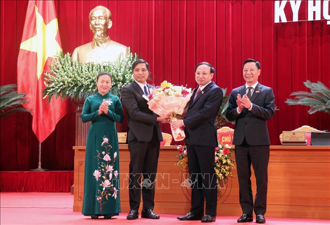 Ông Vũ Văn Diện (người thứ hai, từ trái sang) nhận hoa chúc mừng của Thường trực HĐND tỉnh Quảng Ninh. Ảnh: Văn Đức - TTXVN