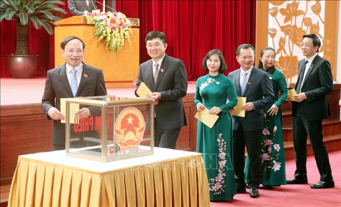 Các đại biểu bỏ phiếu bầu Phó Chủ tịch UBND tỉnh Quảng Ninh. Ảnh: Văn Đức - TTXVN