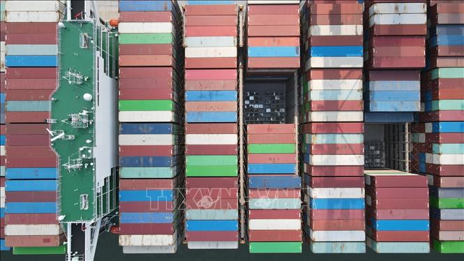 Trong ảnh: Các container hàng hóa trên siêu tàu container M/V OOCL SPAIN. Ảnh: Huỳnh Sơn - TTXVN 