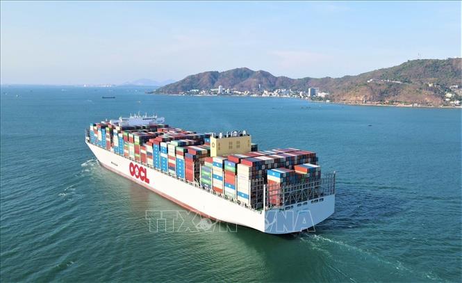 Trong ảnh: Siêu tàu container M/V OOCL SPAIN hành trình từ phao số 0 vào cảng Gemalink (cụm cảng Cái Mép-Thị Vải, thị xã Phú Mỹ, tỉnh Bà Rịa-Vũng Tàu). Ảnh: TTXVN phát