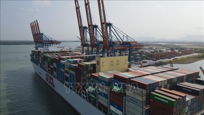 Trong ảnh: Các container hàng hóa trên siêu tàu container M/V OOCL SPAIN. Ảnh: Huỳnh Sơn - TTXVN 
