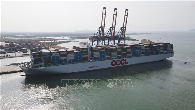 Trong ảnh: Siêu tàu container M/V OOCL SPAIN vào cảng Gemalink (cụm cảng Cái Mép -Thị Vải, thị xã Phú Mỹ, tỉnh Bà Rịa-Vũng Tàu). Ảnh: Huỳnh Sơn - TTXVN

