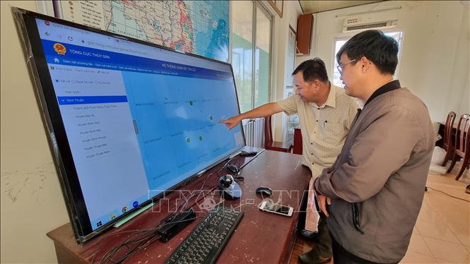 Managing fishing boasts through vessel monitoring systems (VMS) in Ninh Thuan province. VNA Photo: Nguyễn Thành 