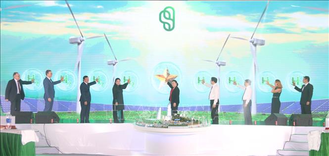 Trong ảnh: Các đại biểu thực hiện nghi thức chạm nút khởi công dự án. Ảnh: Thanh Hòa- TTXVN