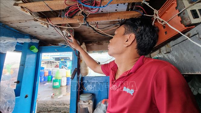 A fishing vessel in Ninh Thuan province is equipped with the vessel monitoring system (VMS). VNA Photo: Nguyễn Thành 