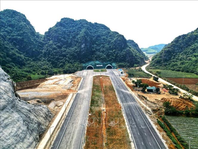 Hầm Thung Thi trên tuyến cao tốc Mai Sơn - Quốc lộ 45. Ảnh: Tuấn Anh - TTXVN