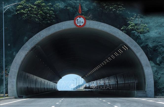 Hầm Tam Điệp nối liền huyện Tam Điệp (Ninh Bình) với thị xã Bỉm Sơn (Thanh Hóa) trên tuyến cao tốc Mai Sơn - Quốc lộ 45. Ảnh: Tuấn Anh - TTXVN