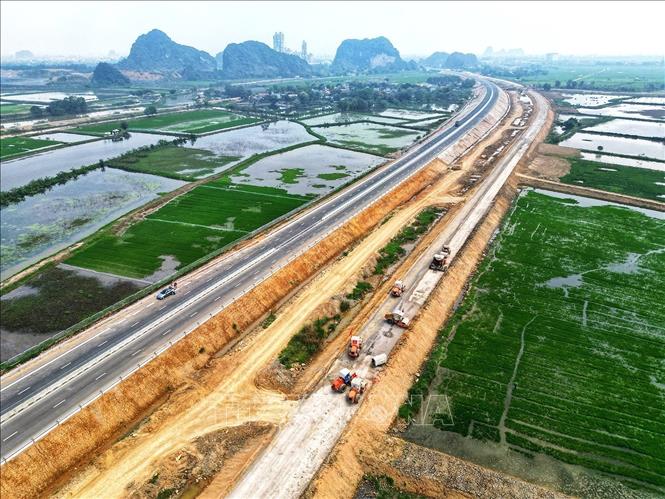 Công tác thi công móng, nền, đường gom và các hệ thống an toàn được triển khai gấp rút. Ảnh: Tuấn Anh - TTXBN