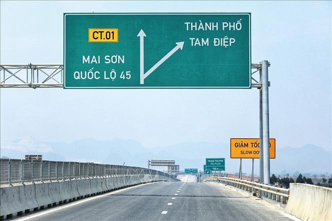 Các biển báo được hoàn thiện trên đoạn cao tốc. Ảnh: Tuấn Anh - TTXBN