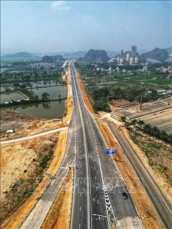 Giai đoàn phân kỳ đầu tư xây dựng 4 làn xe hạn chế, nền đường 17m, đạt vận tốc 80km/h. Ảnh: Tuấn Anh - TTXVN