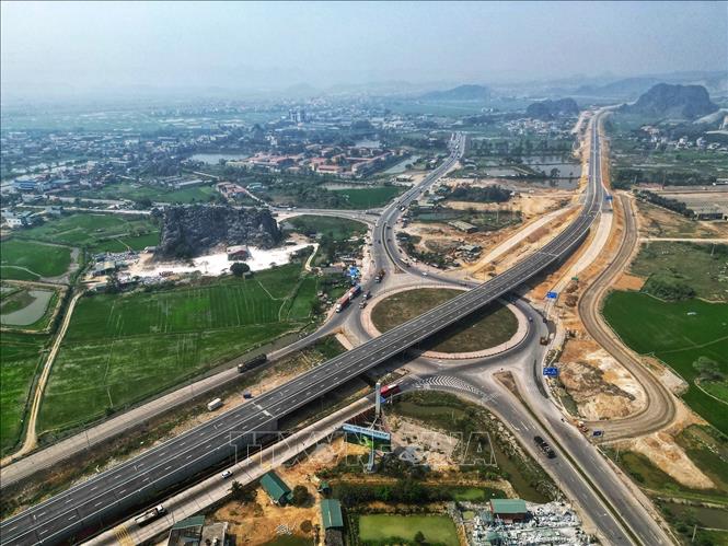 Các đơn vị thi công đang khẩn trương hoàn thiện để kịp tiến độ. Ảnh: Tuấn Anh - TTXVN