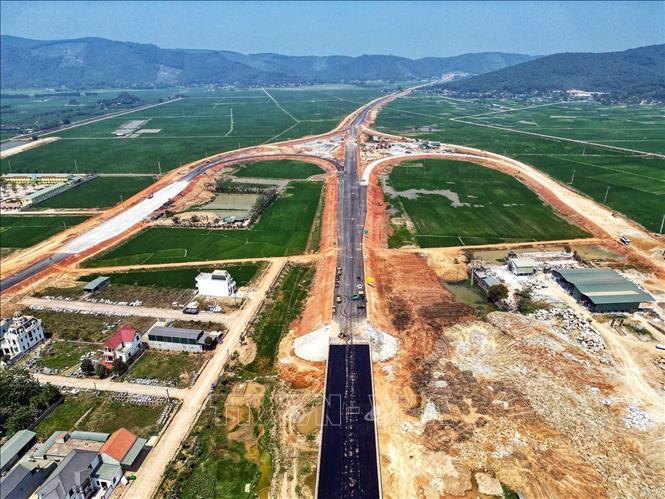 Đoạn lối ra Quốc lộ 217, các nhánh dẫn vào cao tốc đang được thảm nhựa mặt đường. Ảnh: Tuấn Anh - TTXVN
