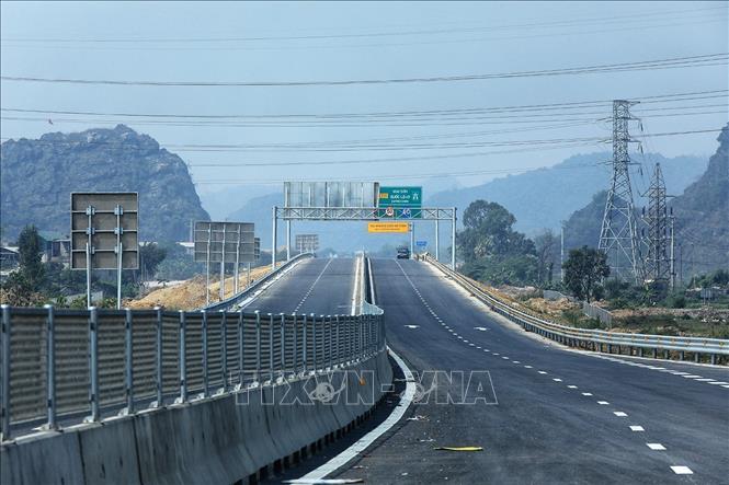 Mặt đường đã được trải thảm nhựa tiêu chuẩn, đáp ứng cho các phương tiện tham gia giao thông. Ảnh: Tuấn Anh - TTXVN