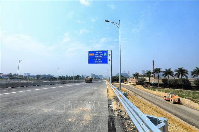 Đoạn lối vào cao tốc, điểm nối tiếp với chặng Cao Bồ - Mai Sơn. Ảnh: Tuấn Anh - TTXVN