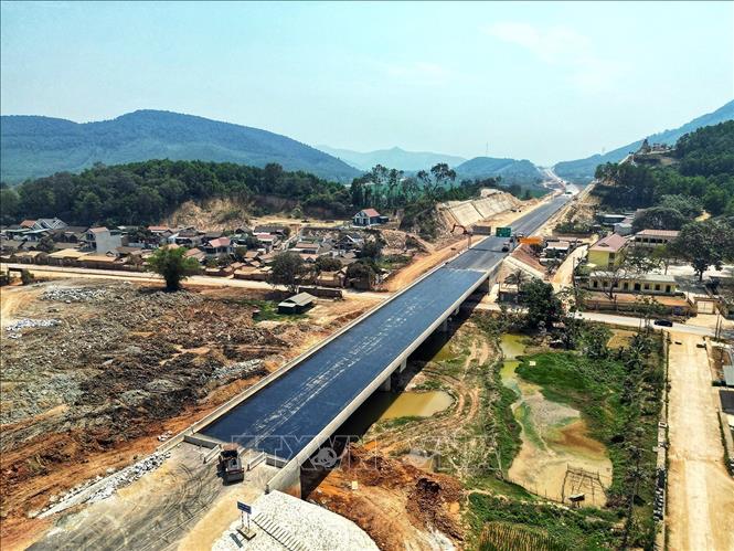 Dự kiến khoảng 1 tháng nữa, dự án thômg xe từ Mai Sơn đến nút giao Đông Xuân để chào mừng Ngày Giải phóng miền Nam 30/4 và Ngày Quốc tế Lao động 1/5. Ảnh: Tuấn Anh - TTXVN