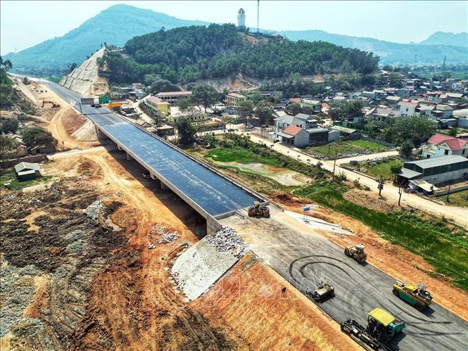 Đoạn thảm nhựa mặt đường giao với Quốc lộ 217. Ảnh: Tuấn Anh - TTXVN