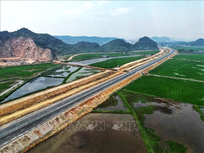 Cao tốc tuyến Mai Sơn - Quốc lộ 45 có tổng chiều dài 63, 37km. Ảnh: Tuấn Anh - TTXVN