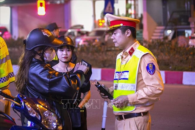 Trong ảnh: Cảnh sát giao thông tỉnh Hòa Bình kiểm tra giấy tờ của người tham gia giao thông. Ảnh: Trọng Đạt - TTXVN