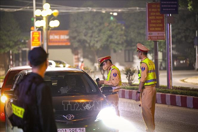 Trong ảnh: Cảnh sát giao thông tỉnh Hòa Bình kiểm tra giấy tờ của chủ phương tiện tham gia giao thông. Ảnh: Trọng Đạt - TTXVN
