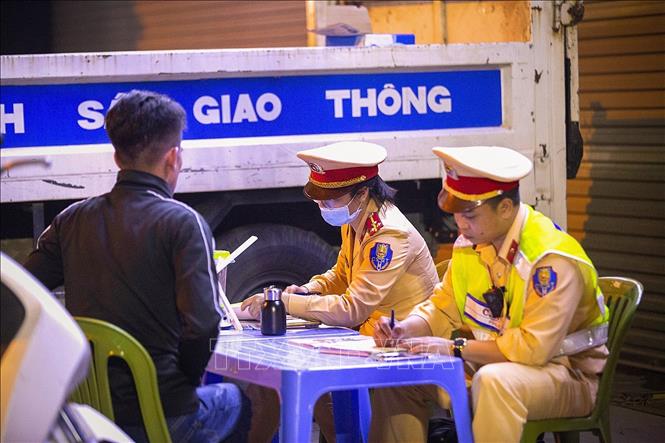 Trong ảnh: Đội Đội Cảnh sát giao thông - trật tự Công an thành phố Hoà Bình xử lý trường hợp vi phạm an toàn giao thông. Ảnh: Trọng Đạt - TTXVN