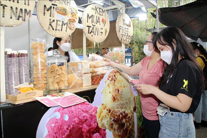 Trong ảnh: Gian hàng bánh mì kết hợp kem các loại với phong cách dân gian Việt tại Lễ hội Bánh mì Việt Nam lần thứ I năm 2023. Ảnh: Mỹ Phương - TTXVN.