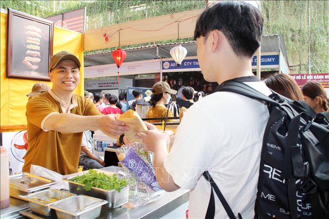 Trong ảnh: Người dân và du khách không thể bỏ qua cơ hội thưởng thức các sản phẩm tại Lễ hội Bánh mì Việt Nam lần thứ I năm 2023. Ảnh: Mỹ Phương - TTXVN.
