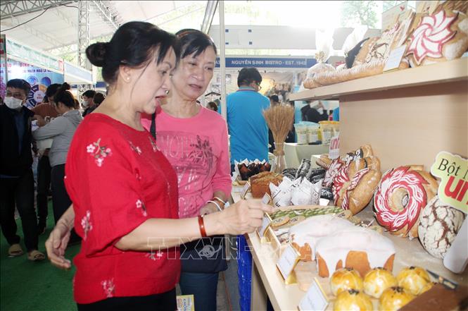 Trong ảnh: Đa dạng sản phẩm bánh mì có nhân, với hương vị ngọt và mặn thu hút người dân tham gia Lễ hội Bánh mì Việt Nam lần thứ I năm 2023.
Ảnh: Mỹ Phương - TTXVN.