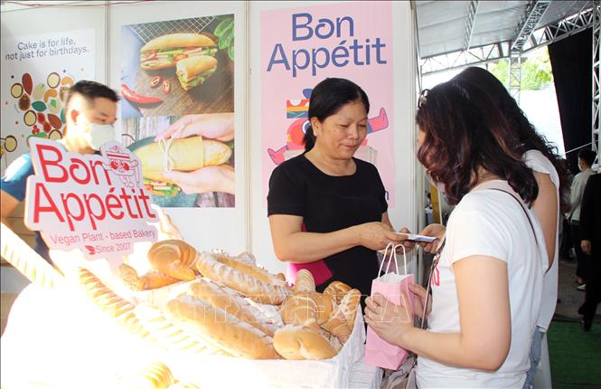 Trong ảnh: Nhiều thương hiệu bánh mì tham gia Lễ hội Bánh mì Việt Nam lần thứ I năm 2023, không chỉ đầu tư mẫu mã sản phẩm mà còn cải thiện bao bì thân thiện với môi trường. Ảnh: Mỹ Phương - TTXVN.
