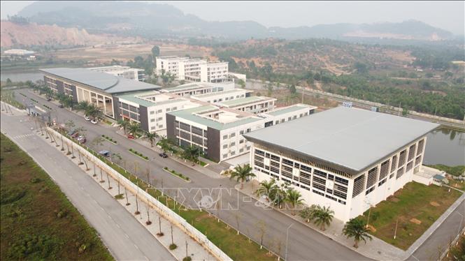 Trong ảnh: Toàn cảnh trường THPT chuyên Vĩnh Phúc được xây dựng khang trang, hiện đại. Ảnh: Hoàng Hùng - TTXVN