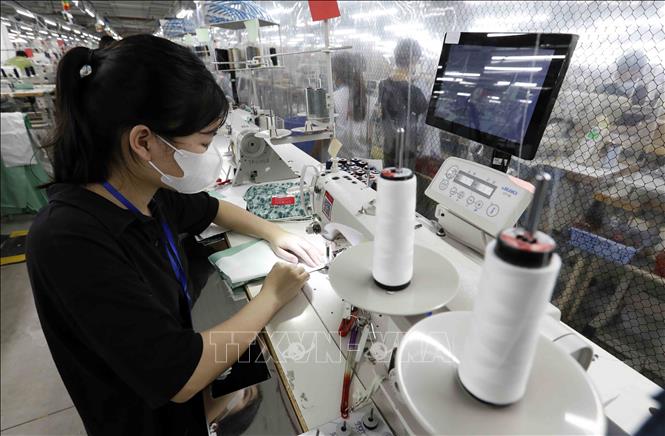 Trong ảnh: Công ty TNHH sản xuất hàng may mặc TAL Việt Nam, Khu Công nghiệp Bá Thiện 2, huyện Bình Xuyên, Vĩnh Phúc với dây chuyền hiện đại bậc nhất tại Việt Nam, mỗi năm xuất khẩu hàng triệu sản phẩm, ổn định việc làm và thu nhập cho hơn 6000 lao động. Ảnh: Trần Việt - TTXVN
