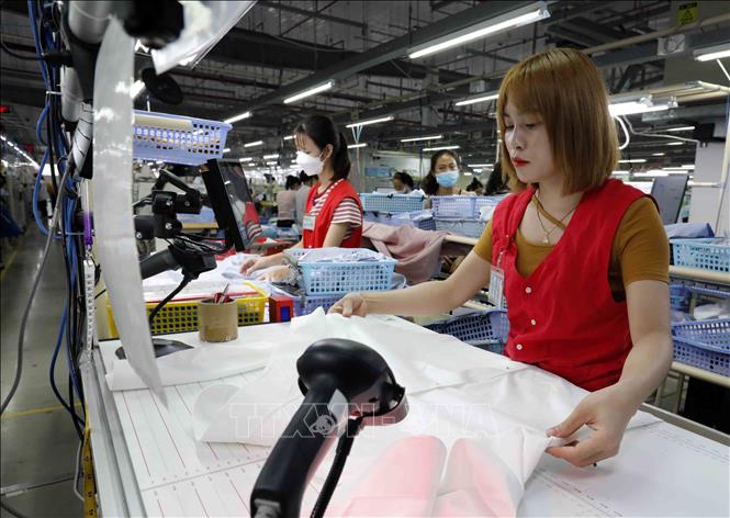 Trong ảnh: Công ty TNHH sản xuất hàng may mặc TAL Việt Nam, Khu Công nghiệp Bá Thiện 2, huyện Bình Xuyên, Vĩnh Phúc với dây chuyền hiện đại bậc nhất tại Việt Nam, mỗi năm xuất khẩu hàng triệu sản phẩm, ổn định việc làm và thu nhập cho hơn 6000 lao động. Ảnh: Trần Việt - TTXVN
