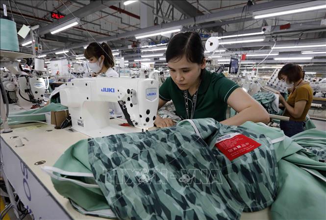 Trong ảnh: Công ty TNHH sản xuất hàng may mặc TAL Việt Nam, Khu Công nghiệp Bá Thiện 2, huyện Bình Xuyên, Vĩnh Phúc với dây chuyền hiện đại bậc nhất tại Việt Nam, mỗi năm xuất khẩu hàng triệu sản phẩm, ổn định việc làm và thu nhập cho hơn 6000 lao động. Ảnh: Trần Việt - TTXVN
