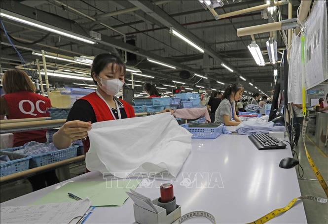Trong ảnh: Công ty TNHH sản xuất hàng may mặc TAL Việt Nam, Khu Công nghiệp Bá Thiện 2, huyện Bình Xuyên, Vĩnh Phúc với dây chuyền hiện đại bậc nhất tại Việt Nam, mỗi năm xuất khẩu hàng triệu sản phẩm, ổn định việc làm và thu nhập cho hơn 6000 lao động. Ảnh: Trần Việt - TTXVN