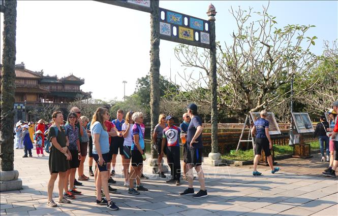 Foreign tourists in the central province of Thua Thien-Hue. VNA Photo: Tường Vi